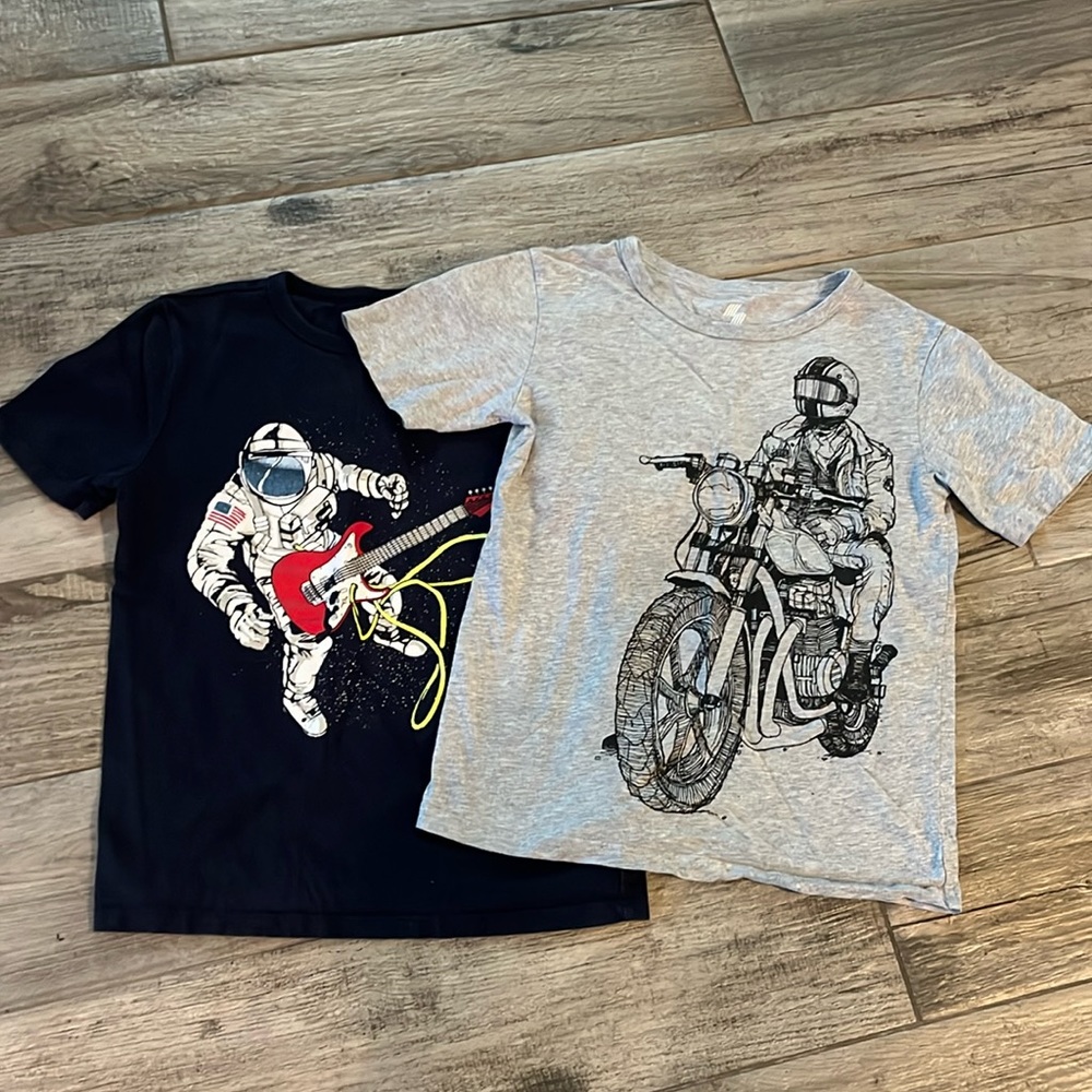 EUC bundle of 2 graphic t shirts. Sz 7